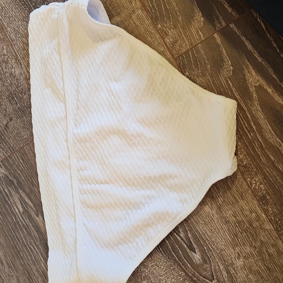 White bikini - Picture 3 of 6